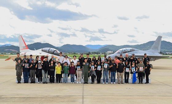 기념 촬영하는 대한민국 임시정부 비행학교 관계자 후손들