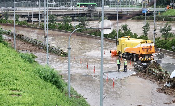 중랑천 범람…동부간선도로 복구작업