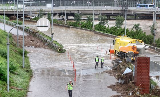 복구작업 실시되는 동부간선도로