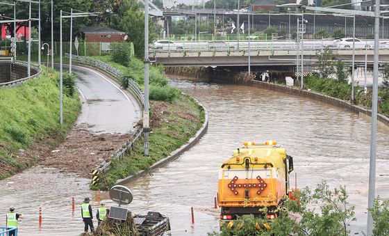 복구작업 이뤄지는 동부간선도로