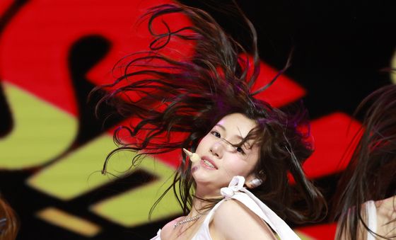 앳하트 서현, 신인 답지 않은 무대