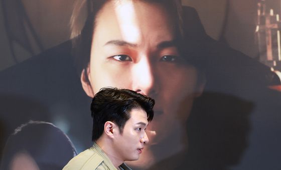 신승호 '온리 갓 노우즈 에브리띵' 신부 도운