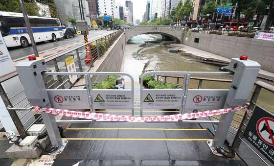 이틀째 통제되는 청계천 출입로
