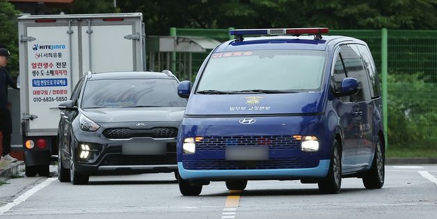 서울남부구치소 나서는 김건희 여사 탑승 호송차량