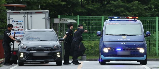 특검 사무실 향하는 김건희 여사 탑승 호송차량