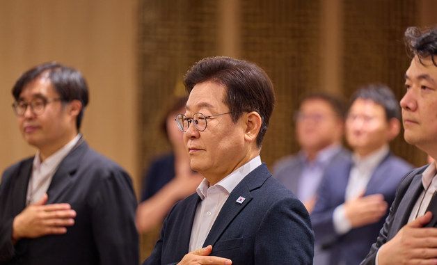 국민의례 하는 이재명 대통령