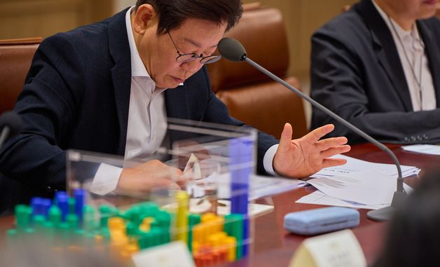 나라재정 절약 간담회 자료 살펴보는 이재명 대통령