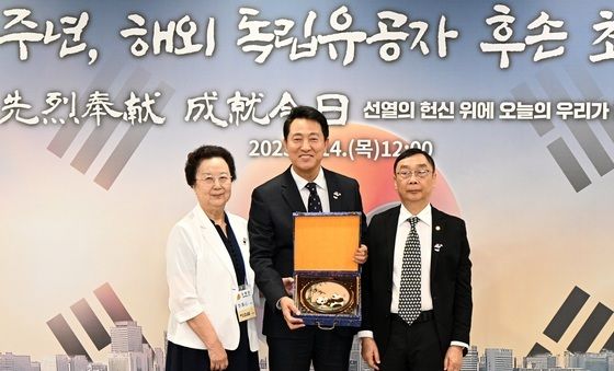 이소심 여사·유수동 선생과 기념촬영하는 오세훈 서울시장