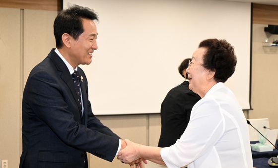 故 이달 선생 장녀 이소심 여사와 인사하는 오세훈 서울시장