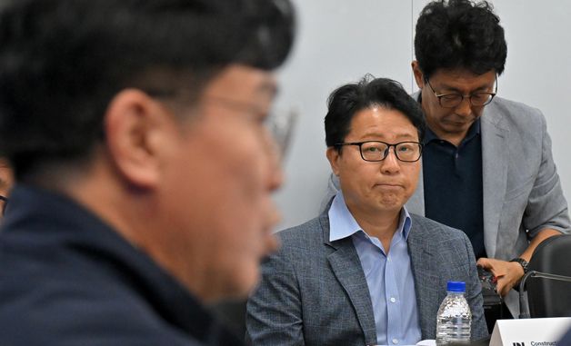 김영훈 장관 발언 듣는 강윤호 DL건설 대표