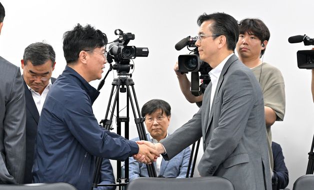 건설사 CEO들과 인사 나누는 김영훈 고용노동부 장관