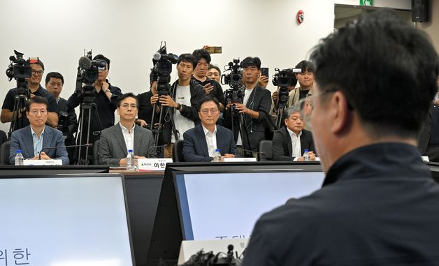 김영훈 장관 모두발언 듣는 건설사 대표들