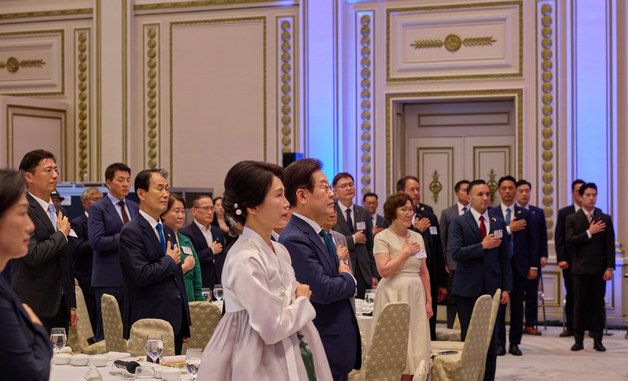 국민의례 하는 이재명 대통령