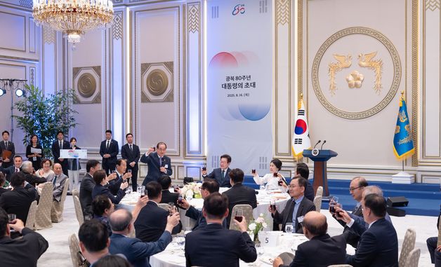 '광복 80주년, 대통령의 초대' 건배 하는 이재명 대통령