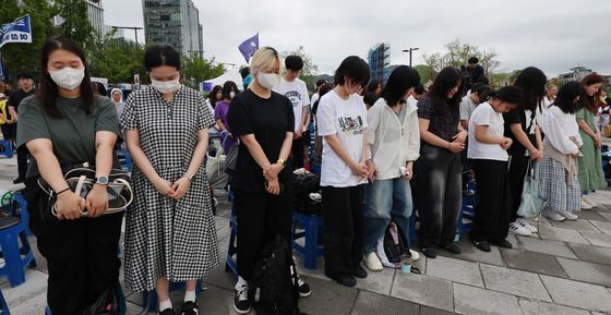 위안부 피해자 기림의 날, 묵념하는 시민들