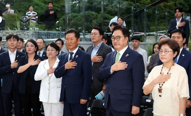 국민의례하는 우원식 의장