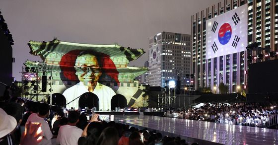 광복 80년, 김구 선생의 얼굴이 광화문에