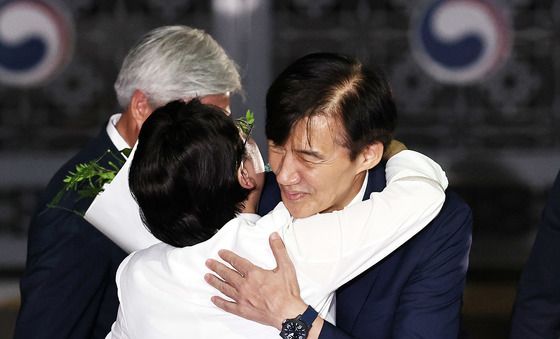 출소한 조국 환영하는 김선민 조국혁신당 대표