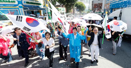 고려인마을에 태극기 행렬