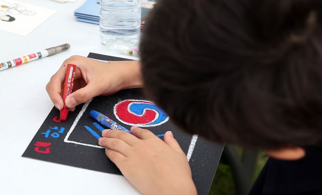 태극기 그리는 어린이