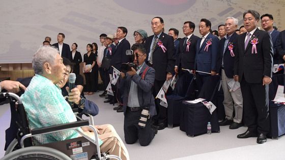 80주년 광복절 경축식...애국가 부르는 양금덕 할머니