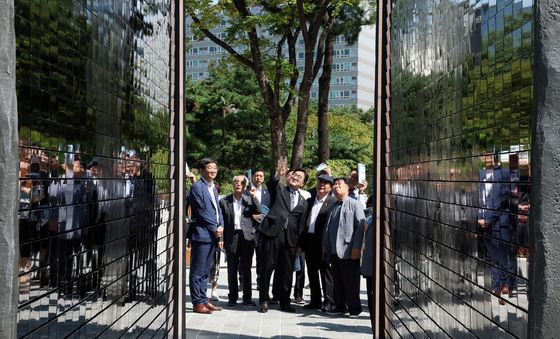 독립기억광장 둘러보는 우원식 의장과 독립운동가 후손들