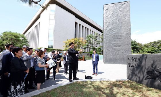 독립기억광장 둘러보는 우원식 의장과 독립운동가 후손들