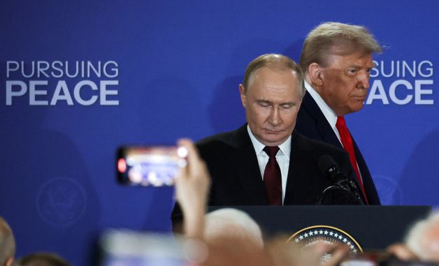 [포토]알래스카 회담 공동기자회견 위해 입장하는 트럼프와 푸틴