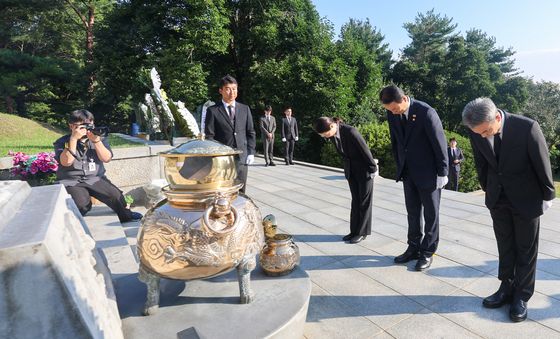 육영수 여사 참배하는 권오을 보훈부 장관