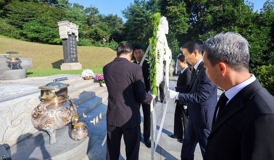 권오을 보훈부 장관, 육영수 여사 묘역 참배