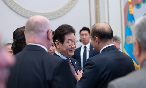 주한외교단과 대화 나누는 이재명 대통령