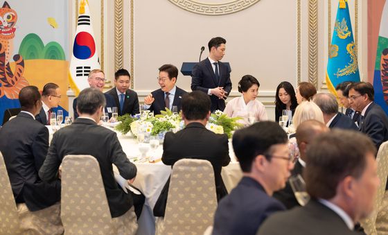 대화 나누는 이재명 대통령