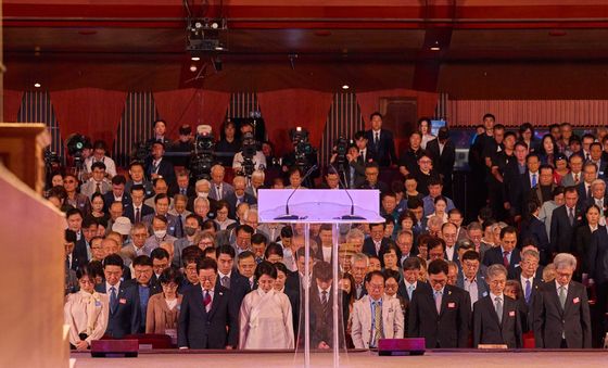 묵념하는 이재명 대통령 부부