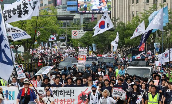 보수·진보, 둘로 나뉜 광복절 태극기