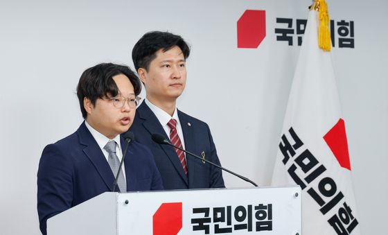 조경태·안철수 향해 단일화 촉구하는 최우성