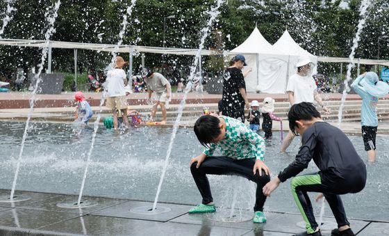 물놀이 하는 어린이들