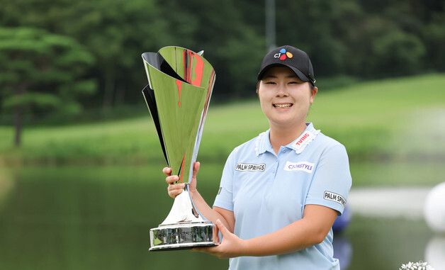 홍정민, 우승 트로피와 함께