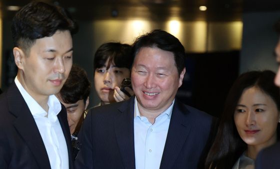 최태원 회장, 미소 보이며 이천포럼 참석