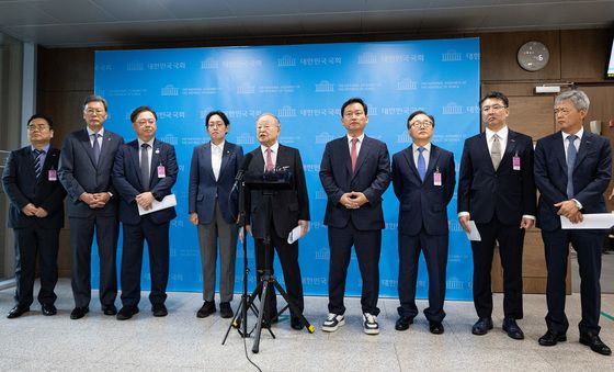 노조법 개정안 수정 촉구 기자회견 후 취재진 만난 경제6단체