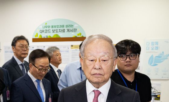 기자회견장 나서는 손경식 경총 회장