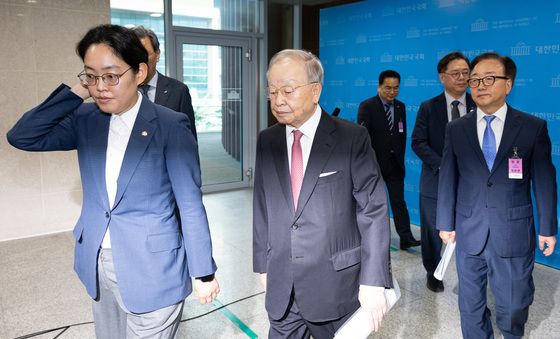 국회 소통관 나서는 손경식 경총 회장