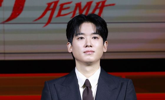 포즈 취하는 조현철