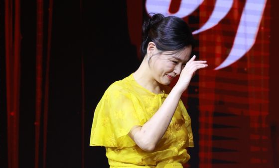 둘째 출산 앞두고 '애마' 홍보 나선 이하늬