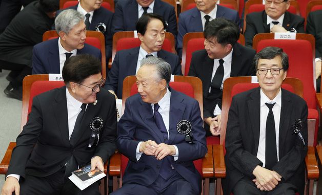 대화 나누는 우원식 국회의장과 권노갑 이사장