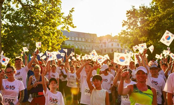 '헝가리서 태극기 물결'