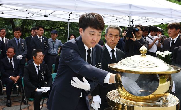 분향하는 이준석 대표