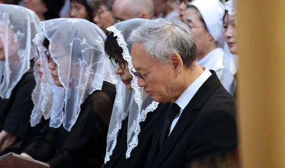 슬픔에 잠긴 유인촌 전 장관