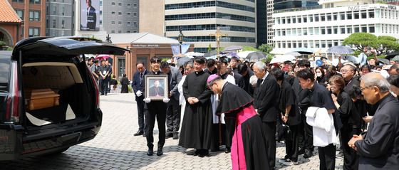 고 유경촌 주교 장례미사…마지막 인사 전하는 유가족