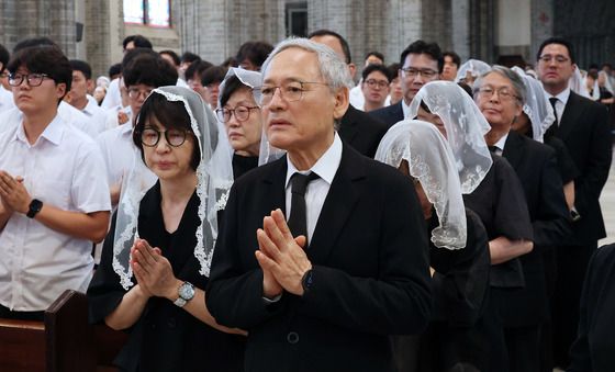 고 유경촌 주교 장례미사 참석한 유인촌 전 장관