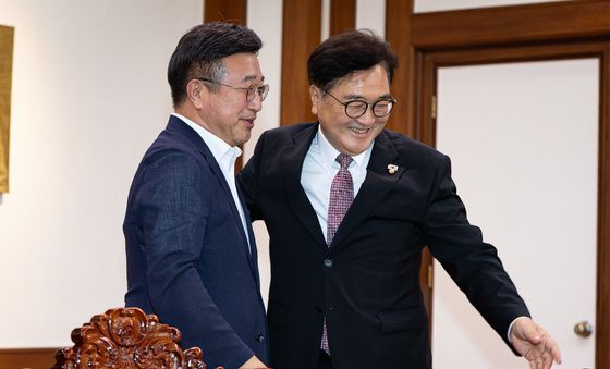 반갑게 윤호중 행안부 장관 맞이하는 우원식 국회의장